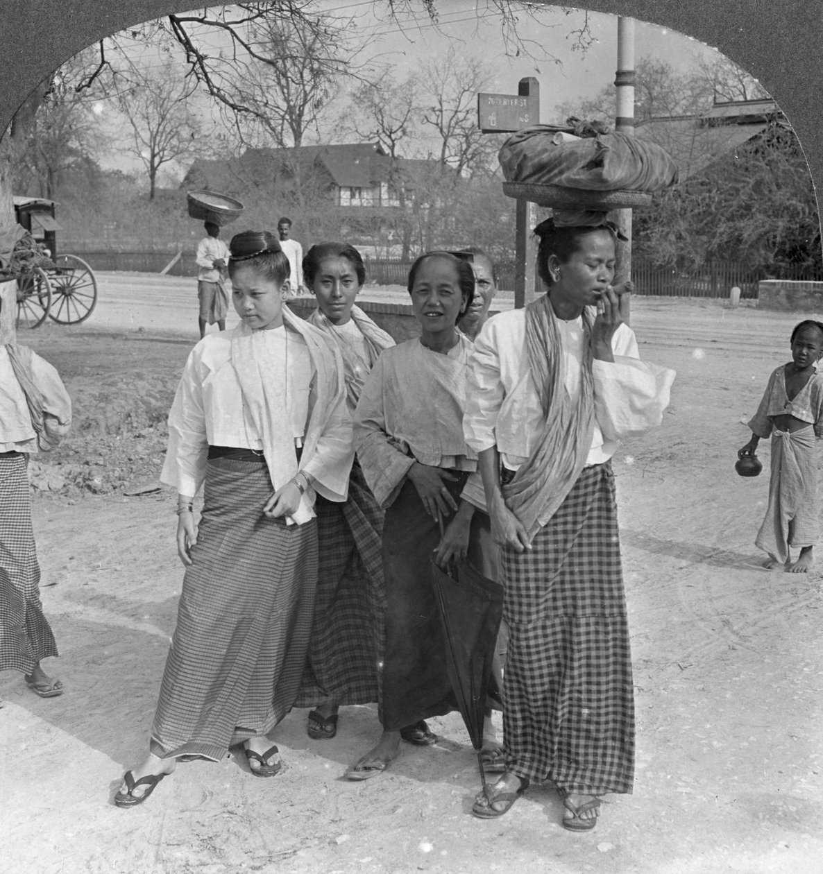 Žena a sluhové jdou na trh, Mandalay, Barma, 1908 od Stereo Travel Co