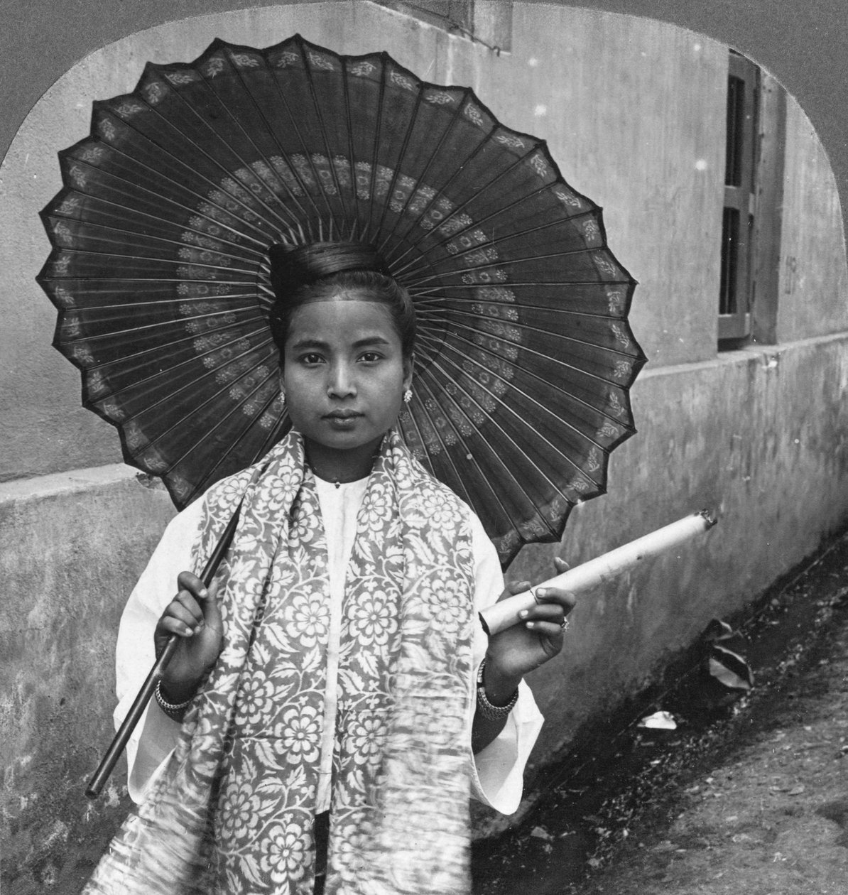 Mladá barmská žena držící obrovský doutník, Rangún, Barma, 1908 od Stereo Travel Co