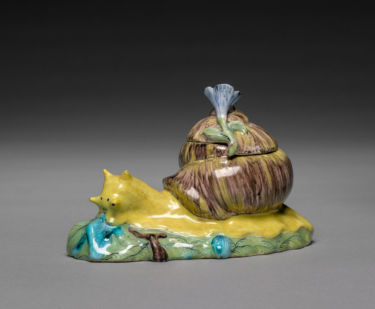 Pár krytých krabic ve formě šneků, c. 1750. od Strasbourg Factory