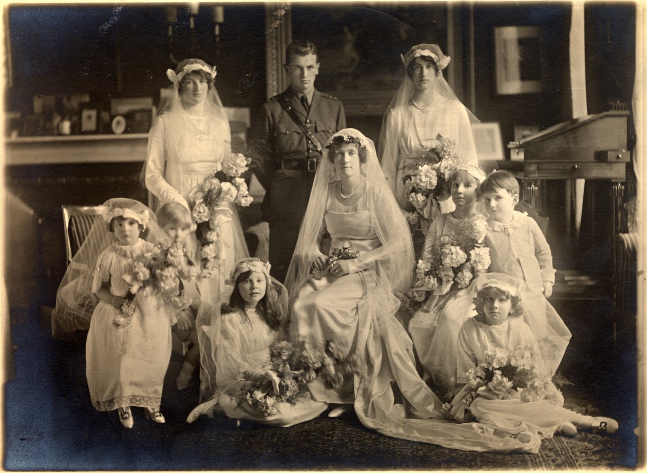 Skupinový svatební portrét lady Blanche Cavendishové a plukovníka Ivana Murraye Guards Chapel, Lansdowne House, 21. dubna 1919 (černobílá fotografie) od Studio Lafayette