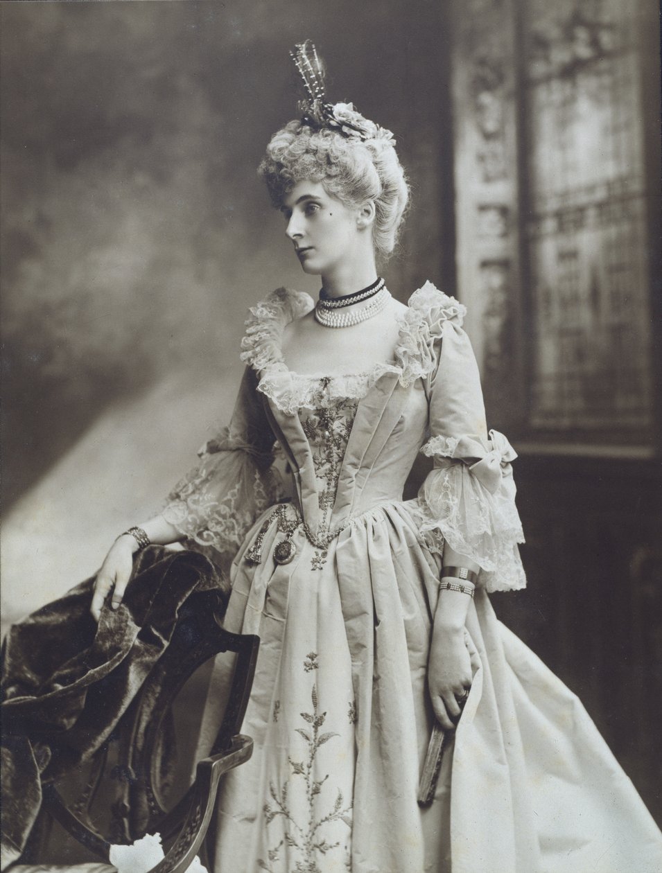 Lady Evelyn Cavendish, později vévodkyně z Devonshire, jako dáma na dvoře císařovny Marie Terezie, vévodkyně z Devonshire na diamantovém jubilejním plese v Devonshire House od Studio Lafayette