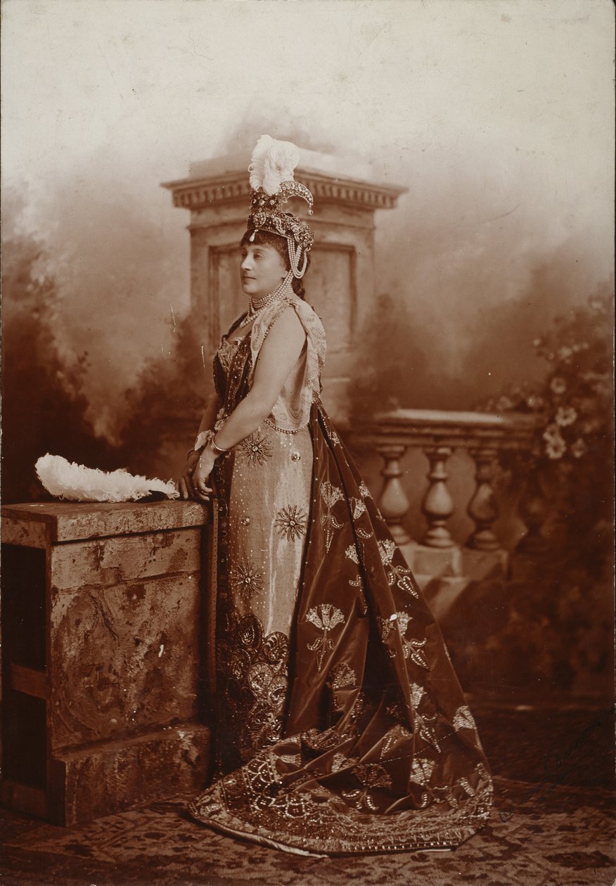 Louise, vévodkyně z Devonshire, jako Zenobia, královna Palmyra, vévodkyně z Devonshire na diamantovém jubilejním plese v Devonshire House od Studio Lafayette