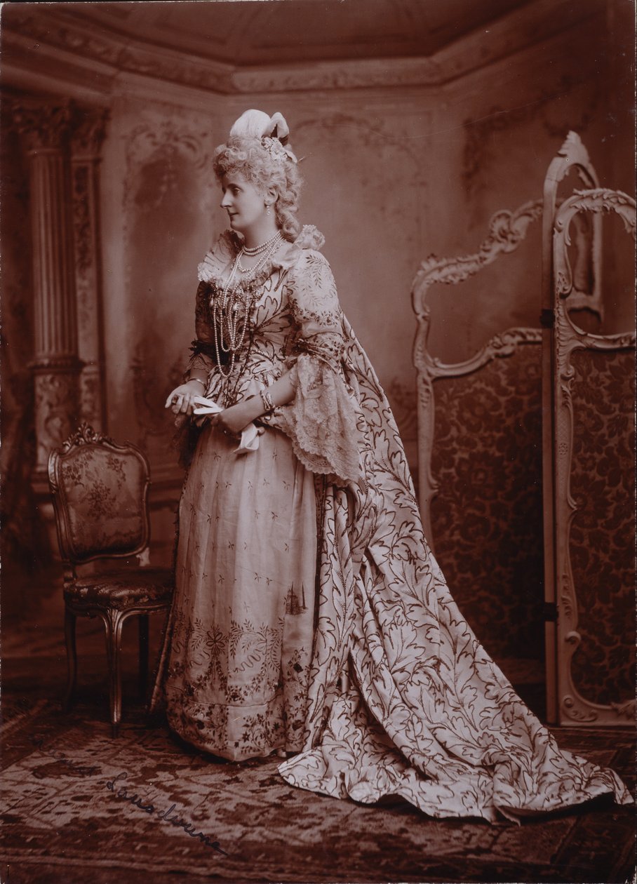 Maud, markýza z Lansdowne, jako lady Keith, manželka britského velvyslance u dvora císařovny Marie Terezie, vévodkyně z Devonshire na diamantovém jubilejním plese v Devonshire House od Studio Lafayette