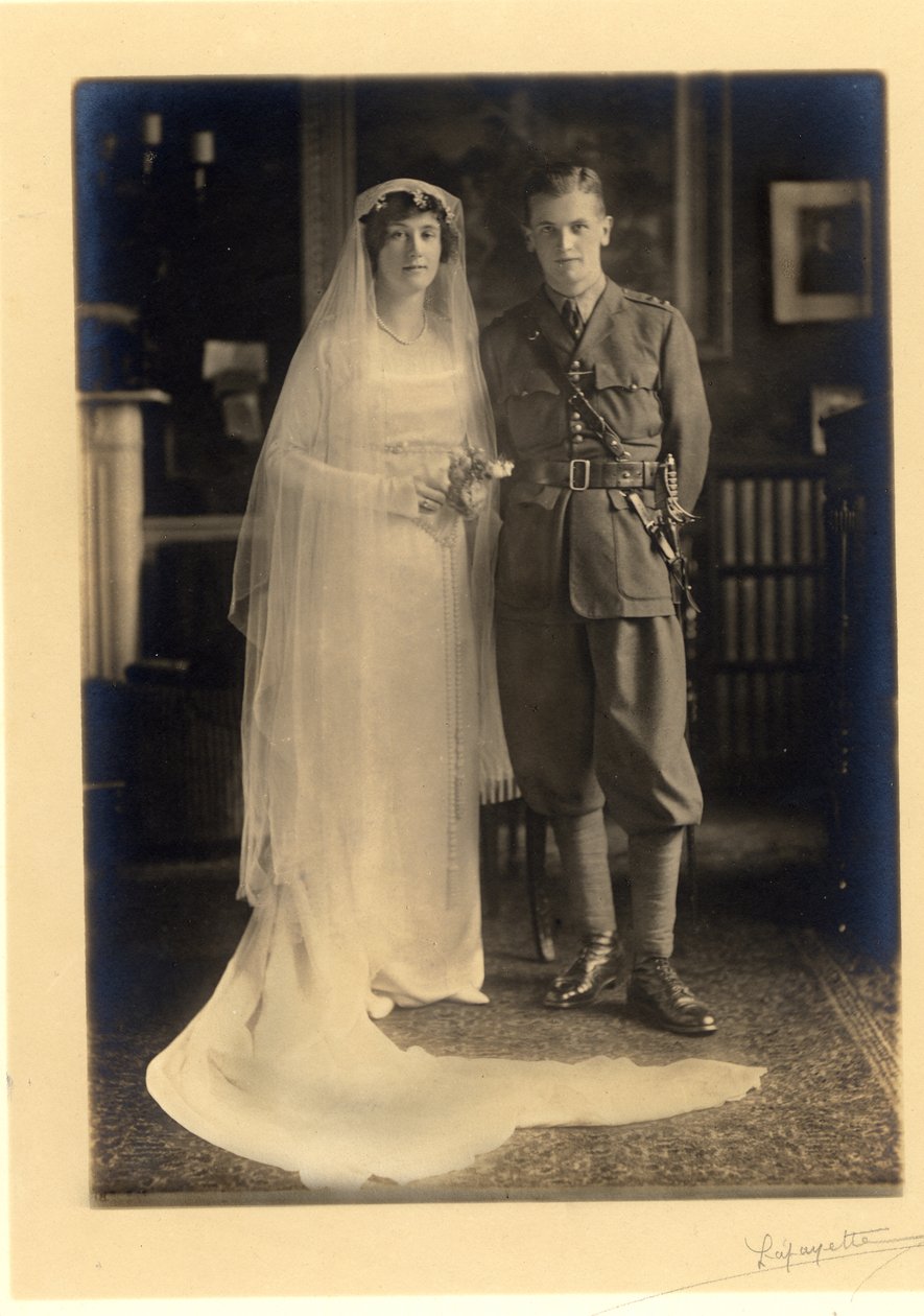 Svatba lady Blanche Cavendish a plukovníka Ivana Murrayho Cobbolda, kaple stráží, Lansdowne House, 21. dubna 1919 (černobílá fotografie) od Studio Lafayette