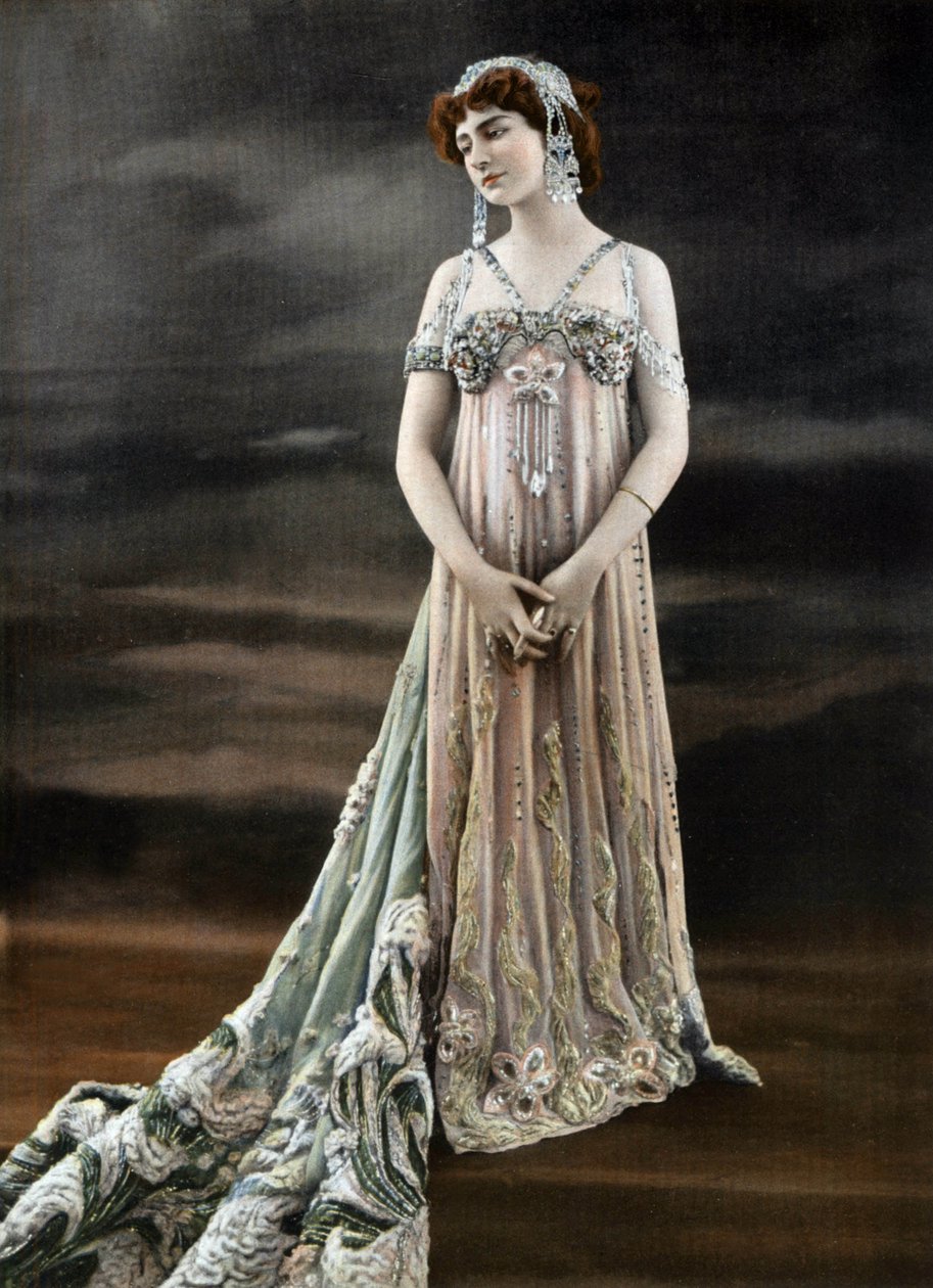 Francouzská sopranistka Genevieve Vix jako Circe v opeře Circe v pařížské Opera Comique (foto) od Studio Reutlinger