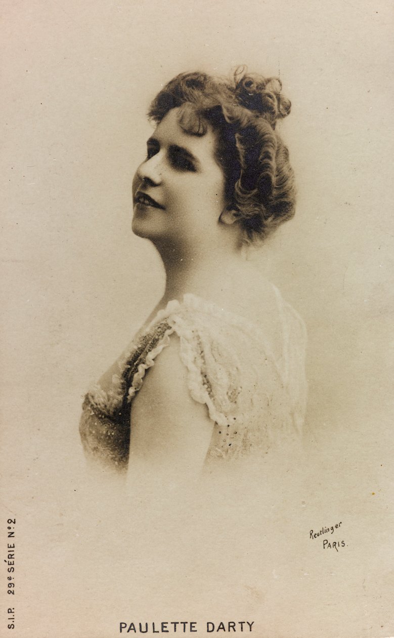 Portrét francouzské zpěvačky Paulette de Bardy, známé jako Paulette Darty; pohlednice od Studio Reutlinger