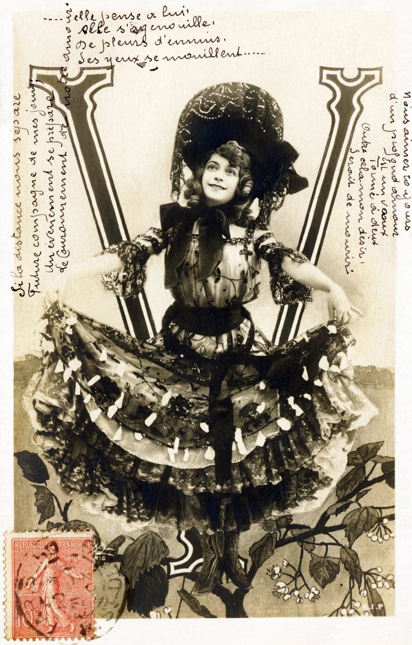 V: Mariette Sully, belgická sopranistka z Belle Epoque - Divadla: Bouffes Parisiennes, Menus Plaisirs, Gaite, Paříž - Abeceda na pohlednici od Studio Reutlinger