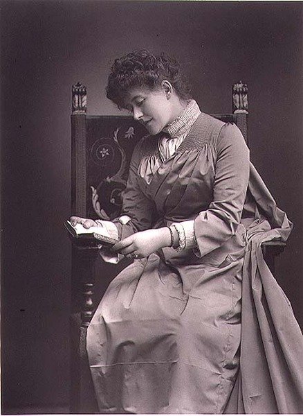 Ellen Terry (1847-1928) portrétní fotografie, polovina 80. let 19. století (černobílá fotografie) od Studio Walery