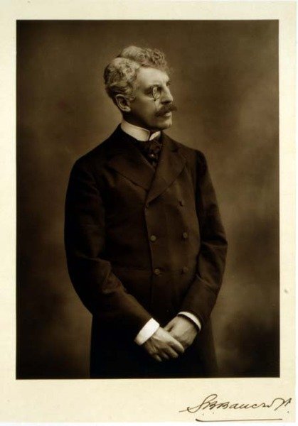 Sir Squire Bancroft (1841-1926), herec a divadelní ředitel, portrétní fotografie (čb fotografie) od Studio Walery