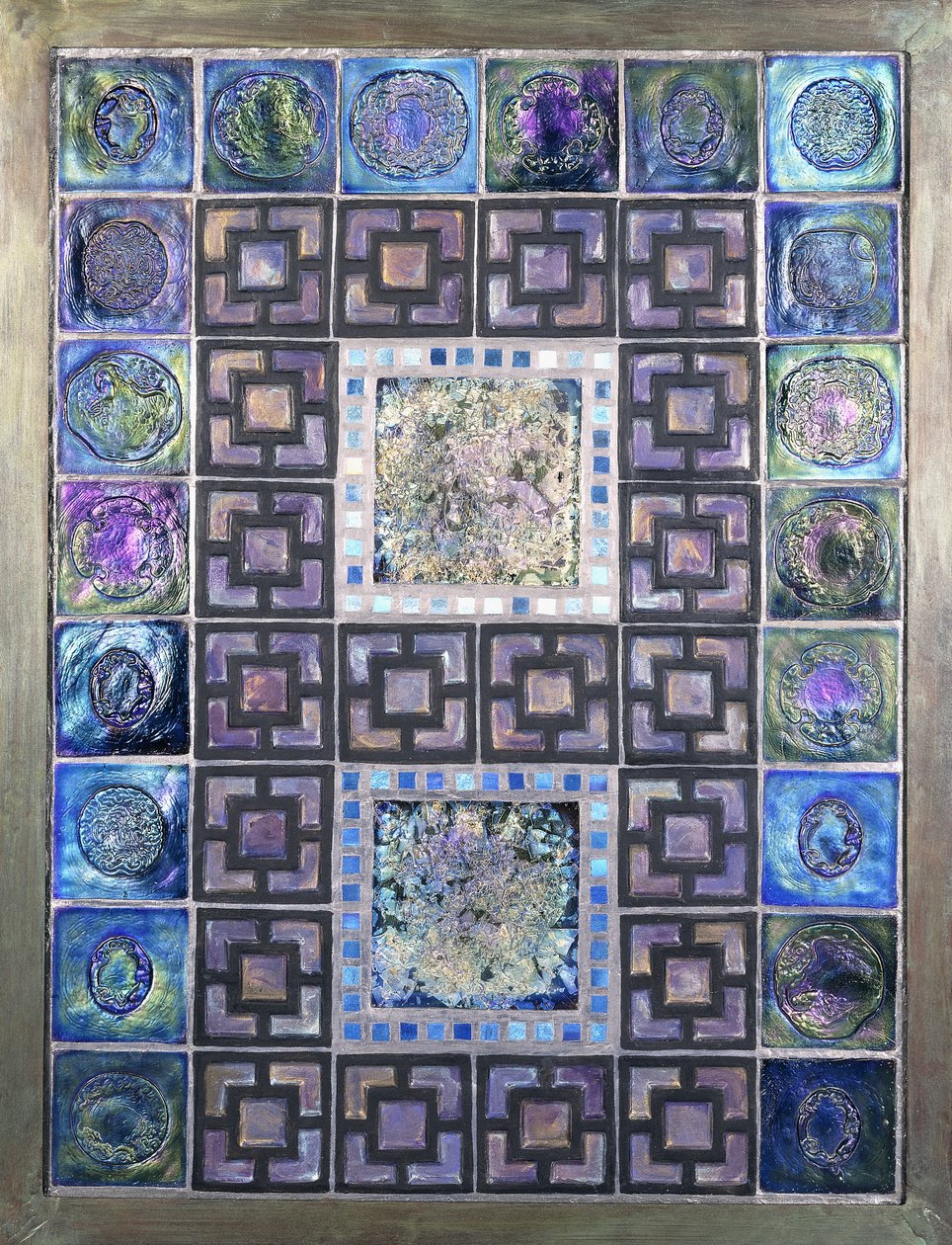 Skleněný obkladový panel Favrile, tvarovaný květinami a geometrickými vzory, 20. století (skleněné obklady Favrile) od Studios Tiffany
