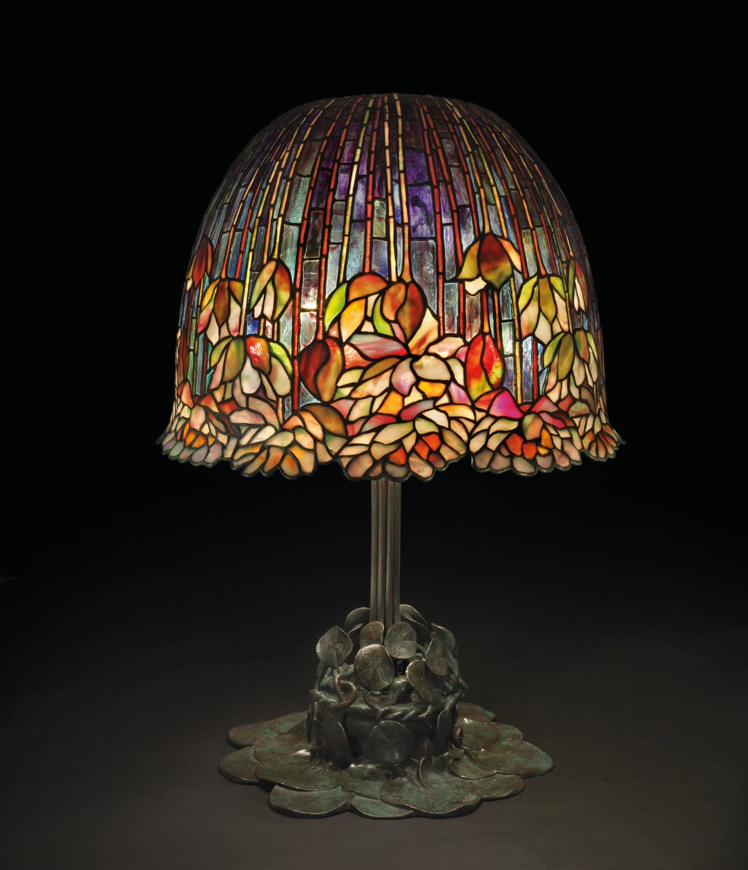 Stolní lampa "Pond Lily", cca 1903 (olovnaté sklo a patinovaný bronz) od Studios Tiffany