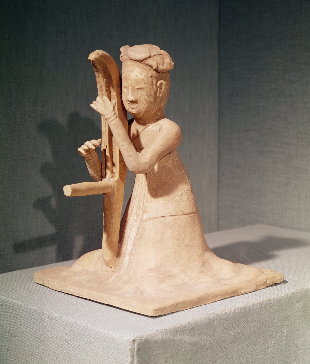 Sedící hudebník hrající na harfu (malovaná terakota) od Sui Dynasty Chinese School