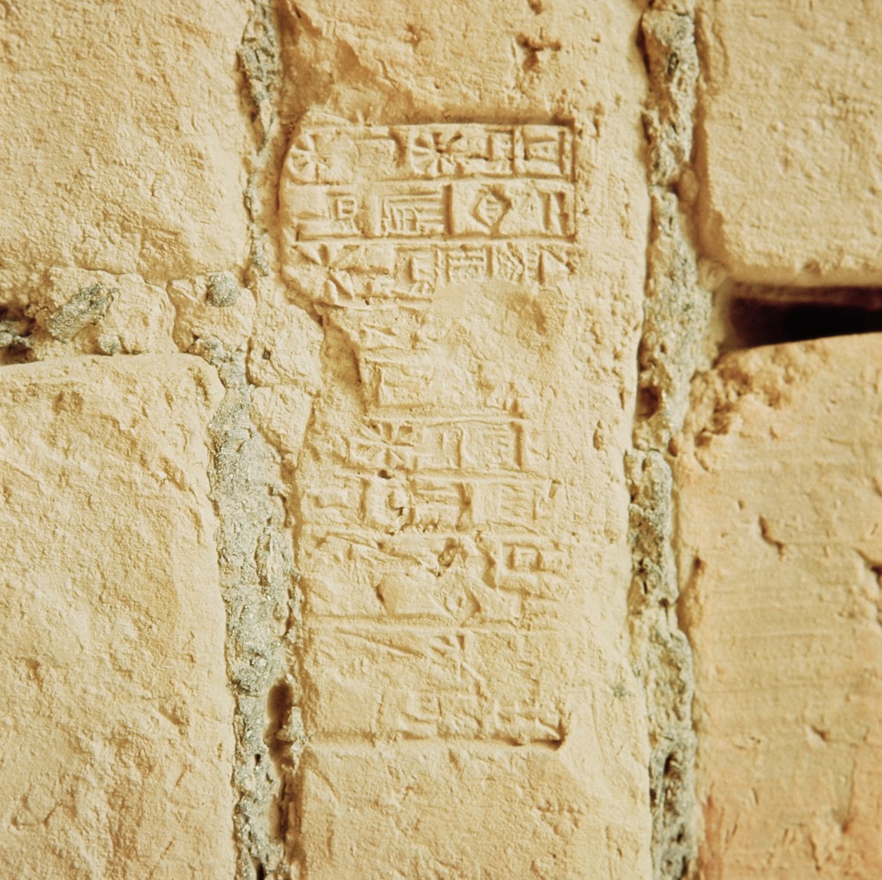 Klínové písmo na zdi paláce od Sumerian