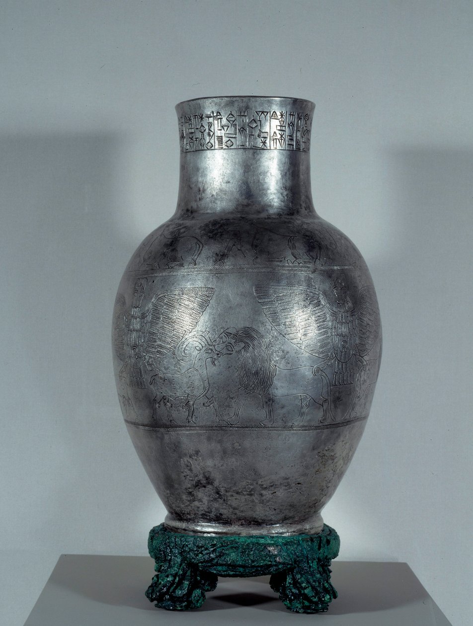 Mezopotámie: Váza Entemena v hrobovém stříbře s motivy a klínovým písmem (synovec a druhý nástupce Eannatum). Summerian období (2900-2200 př.nl). 2400 před naším letopočtem. Slunce 0,35x0,18 m Paříž, musee du Louvre od Sumerian Mesopotamian School