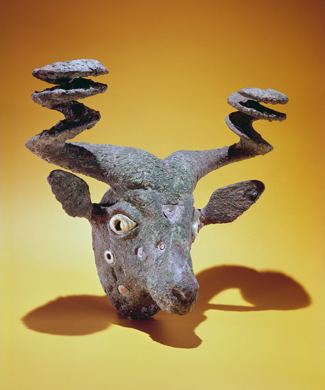 Hlava býka, z Iráku, cca 2000 př. n. l. (bronz a skořápka) od Sumerian