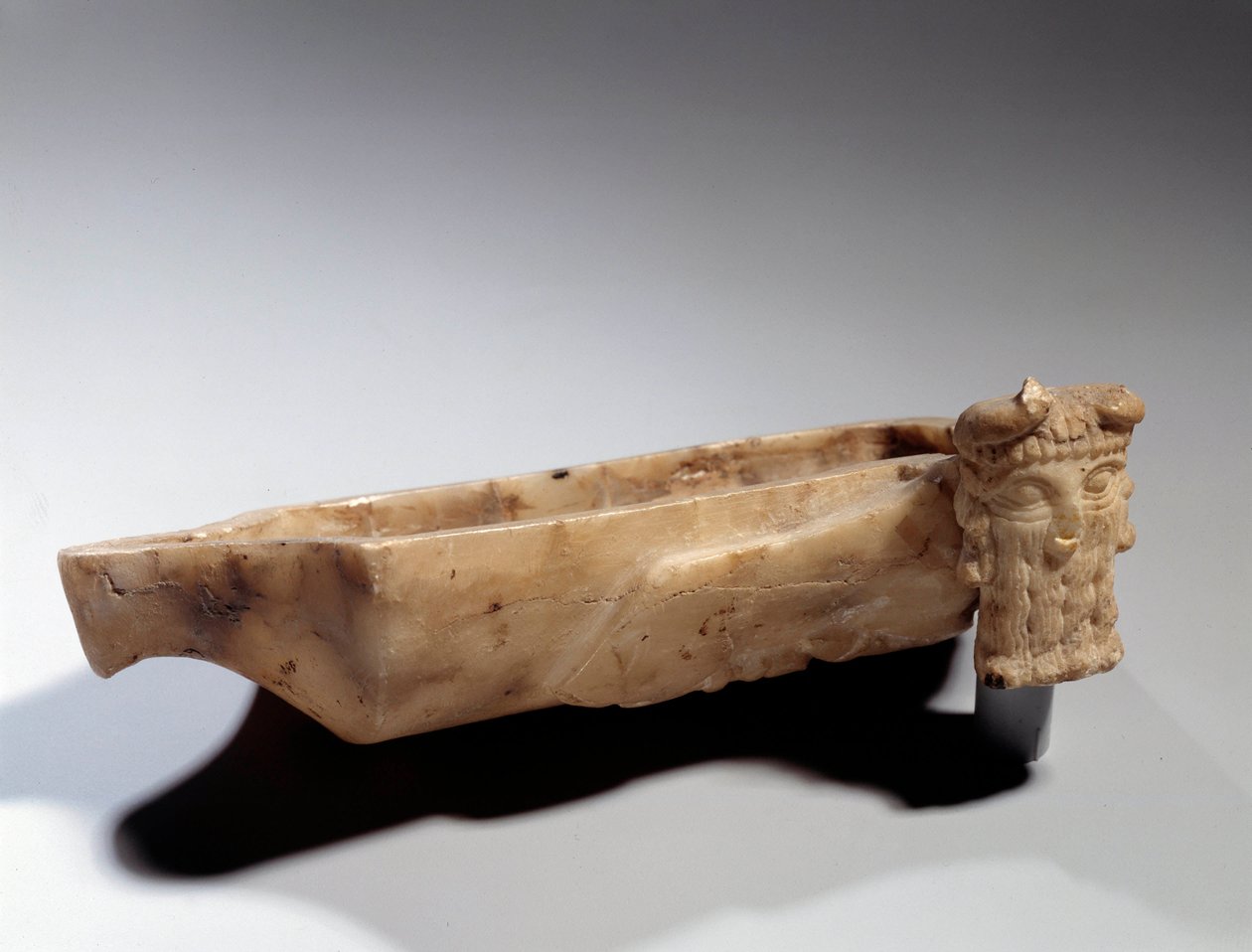 Umění Mezopotámie: Lampa zdobená androcefálním býkem (v albatre) Sumerské období (kolem 2400 př. Kr.). Paříž, Musee du Louvre od Sumerian Mesopotamian School