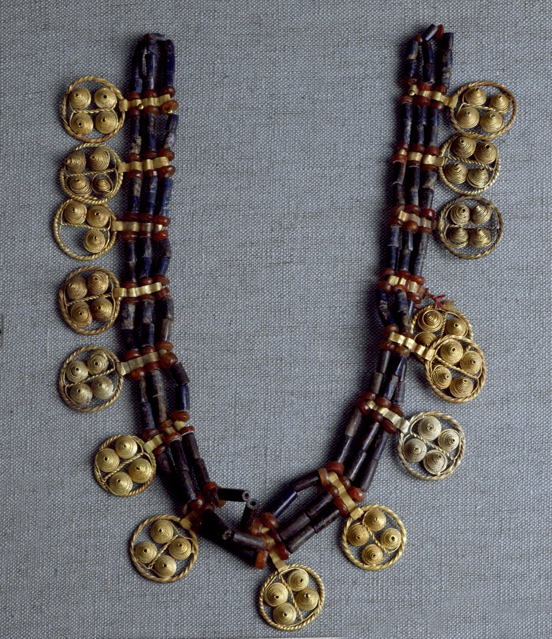Sumerian Art: náhrdelník se zlatými přívěsky a lapis lazuli korálky použitý na svatbu. Z královských hrobek na místě Ur. 2600-2500 před naším letopočtem. Ztlumit. 41 cm Národní irácké muzeum Bagdád od Sumerian Sumerian