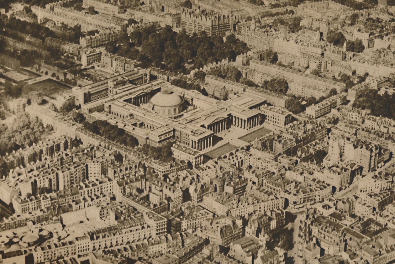 Románový pohled na Britské muzeum obklopené shromážděnými stromy Bloomsbury, c1935. od Surrey Flying Services