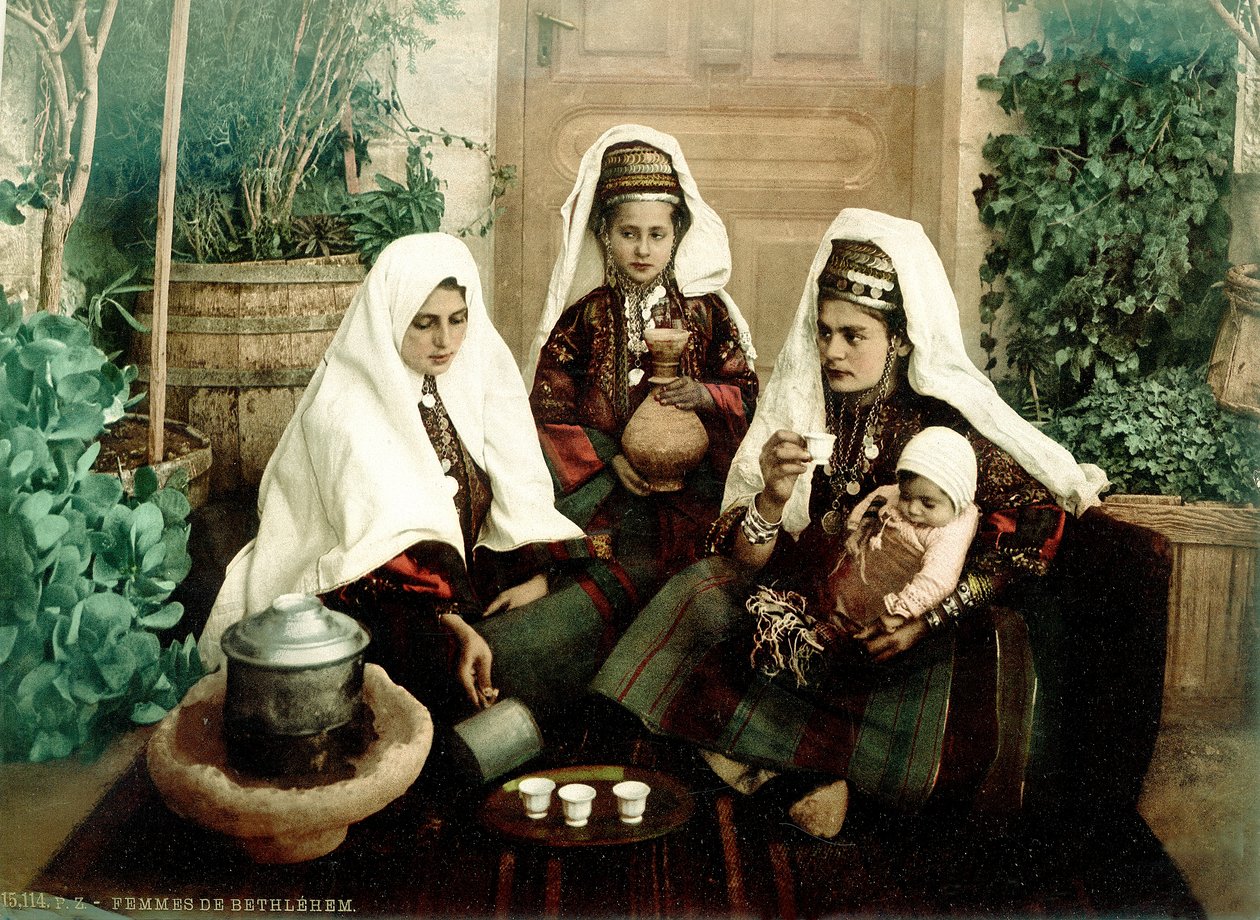 Skupina arabských žen z Betléma pijících kávu, asi 1880-1900 (fotochrom) od Swiss Photographer
