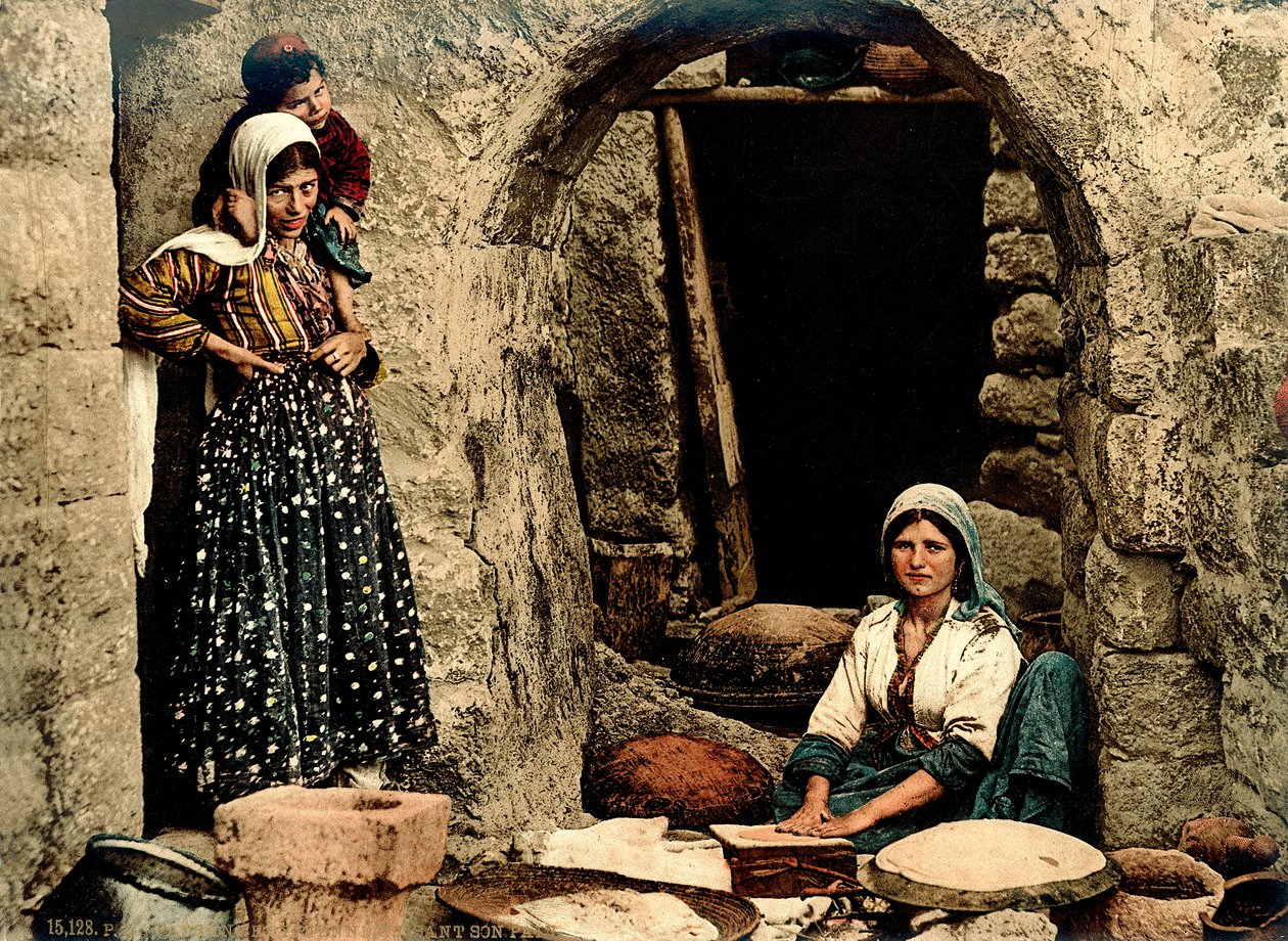 Libanonské ženy připravující chléb před svým domem, kolem 1880-1900 (fotochrom) od Swiss Photographer