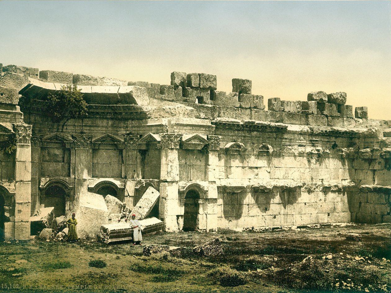 Část ohrazení Jupiterova chrámu, Baalbek, kolem 1880-1900 (fotochrom) od Swiss Photographer