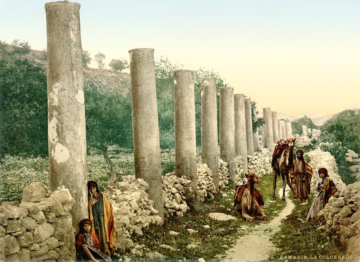 Římská kolonádová ulice v Samaří, cca 1880-1900 (fotochrom) od Swiss Photographer