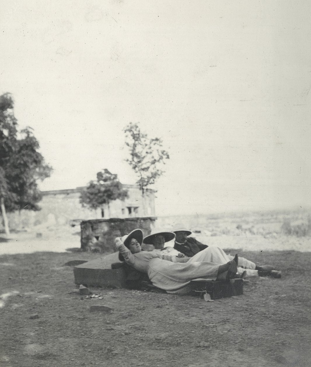 Lilah Wingfieldová, Judy Smithová a major Gosling odpočívají po celodenní prohlídce Fatehpur Sikrí, leden 1912 (čb fotografie) od Sylvia Brooke