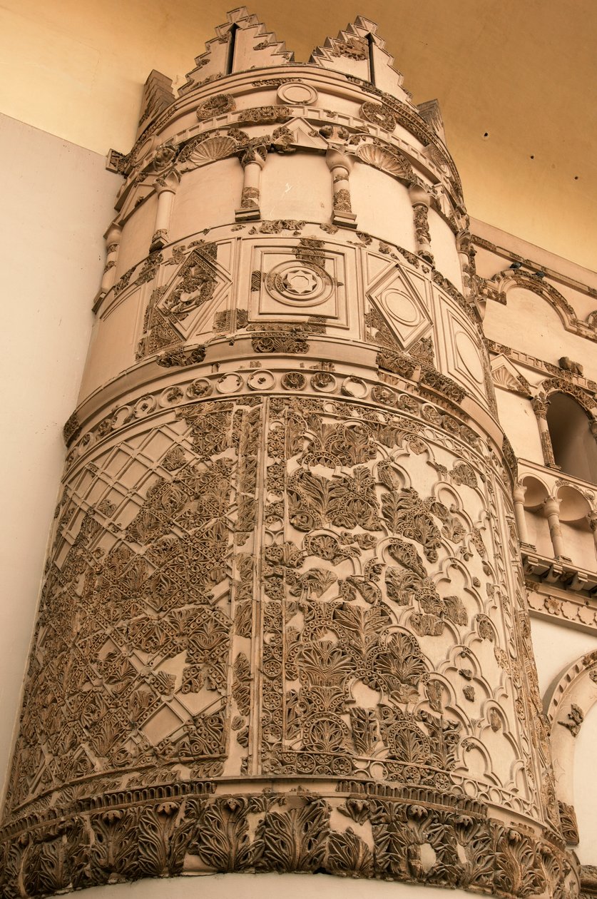 Vchod do Národního muzea, které zahrnuje monumentální bránu do Qasr al-Hayr al-Gharbi, jednoho z nejznámějších umajjovských hradů, starého města Damašku (Seznam světového dědictví UNESCO od Syrian School