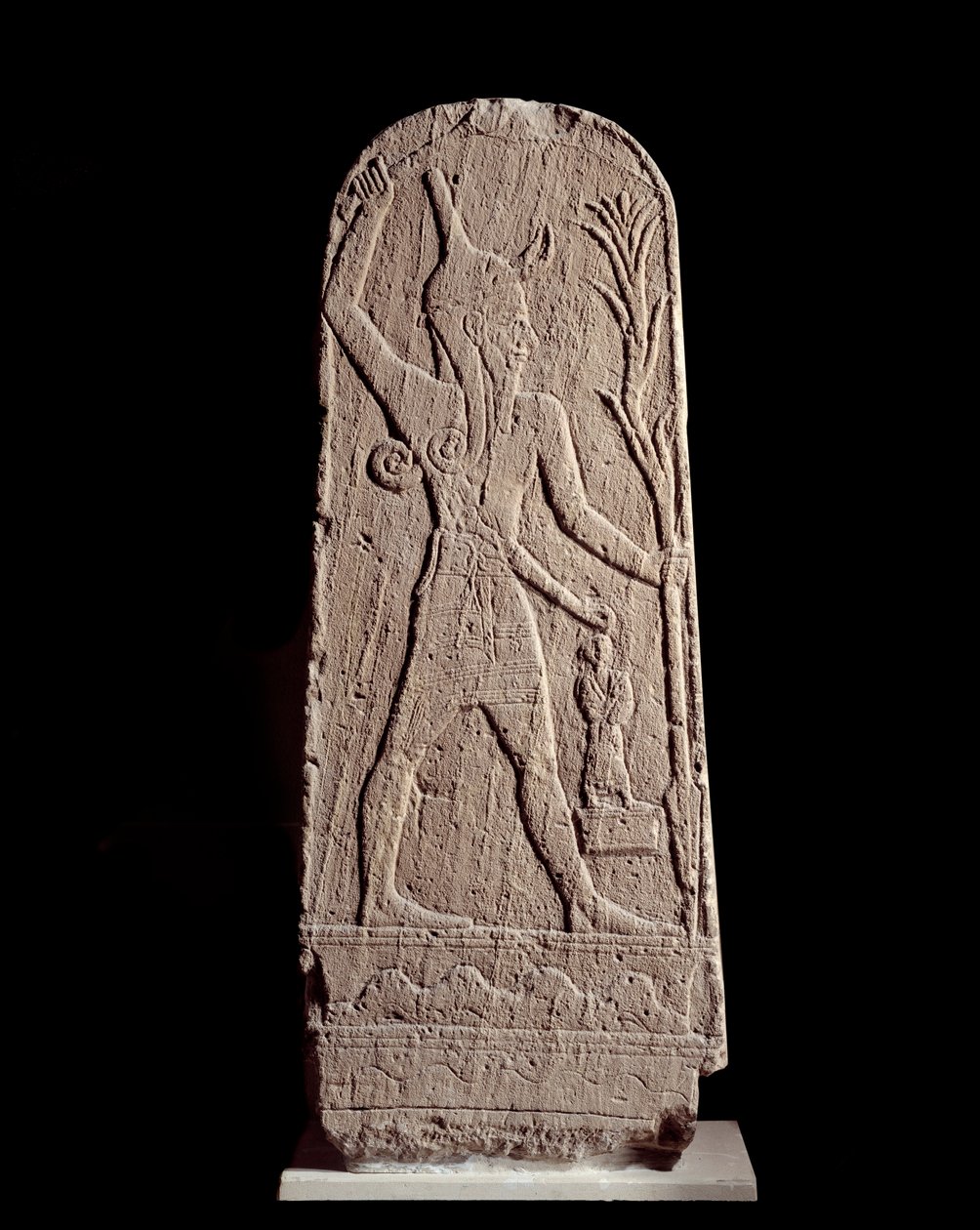 Orientální umění: stéla boha Baala v blesku. (Boží bojovník chránící krále) Socha z 15. století př. n. l., Sýrie. Paříž, Musee du Louvre od Syrian Syrian