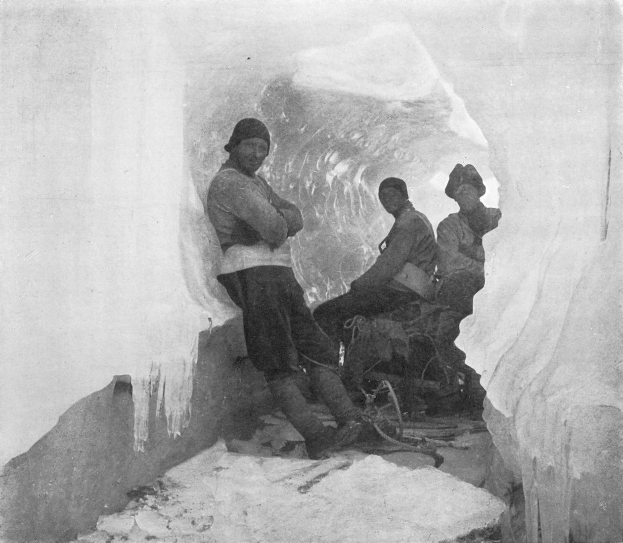 První západní párty v přírodním ledovém tunelu, c1911, 1913 od T. Griffith Taylor