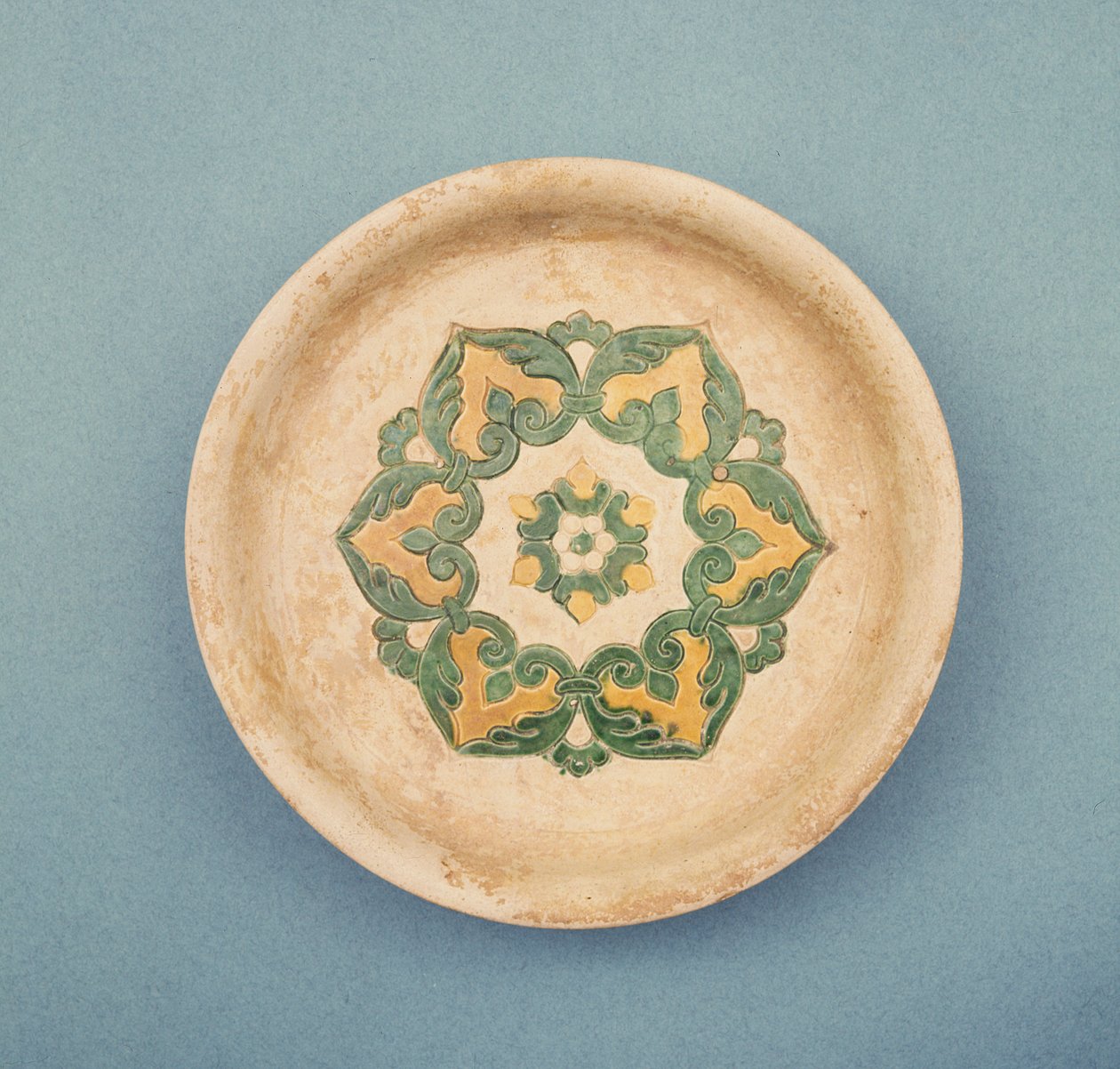 Čínská nabídková miska s vyřezanými čarami, aby se zabránilo stékání barvy, dynastie Tang, 618-906 (hliněné nádobí) od Tang Dynasty Chinese School