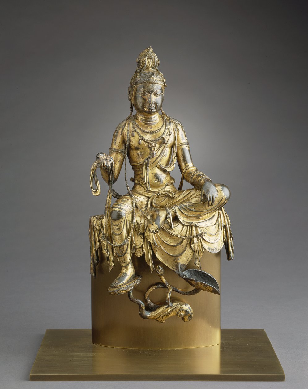 Sedící Bódhisattva Avalókitéšvara, 8. století (bronz se zlacením) od Tang Dynasty Chinese School