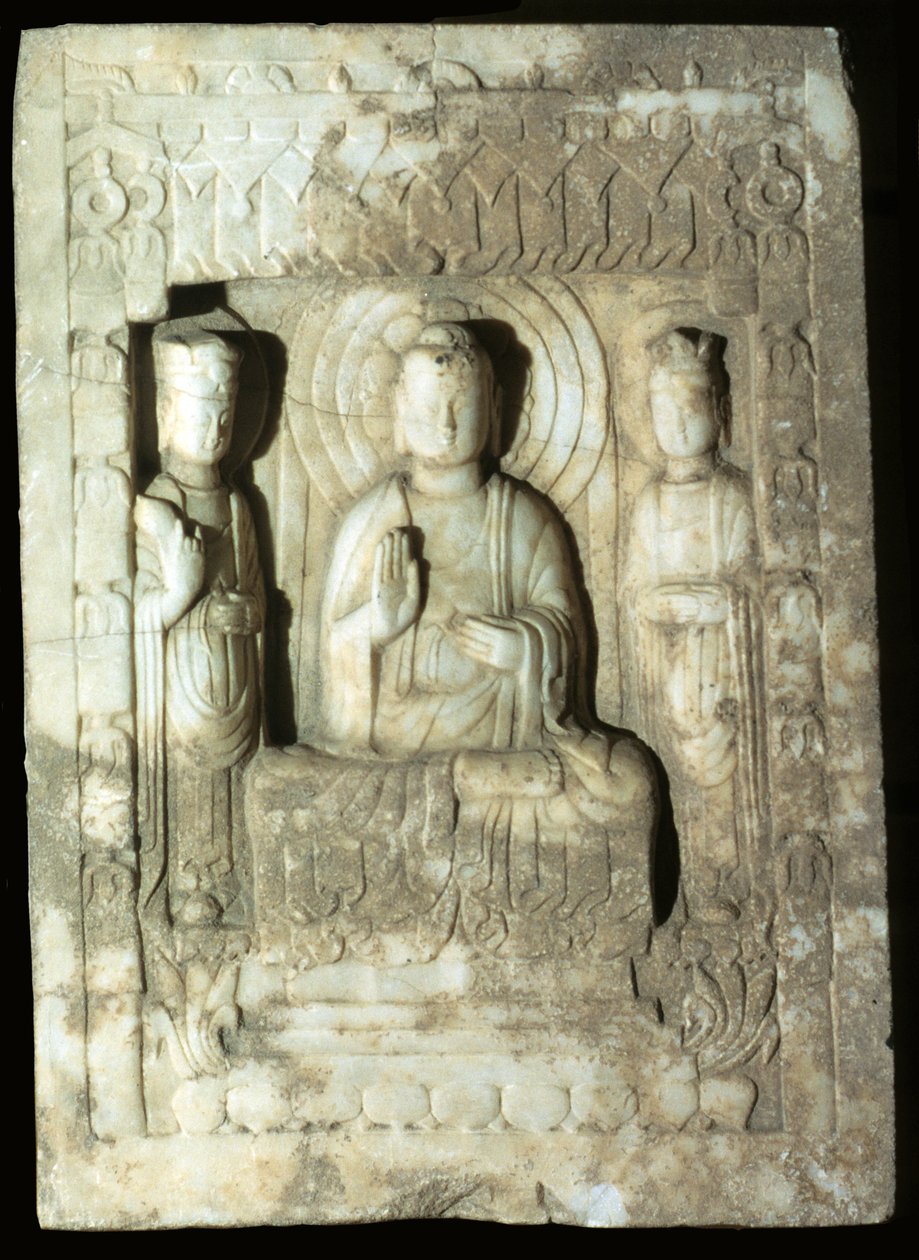 Stéla představující Buddhu obklopeného svými dvěma sluhy, 618-907 (vápenec) od Tang Dynasty Chinese School