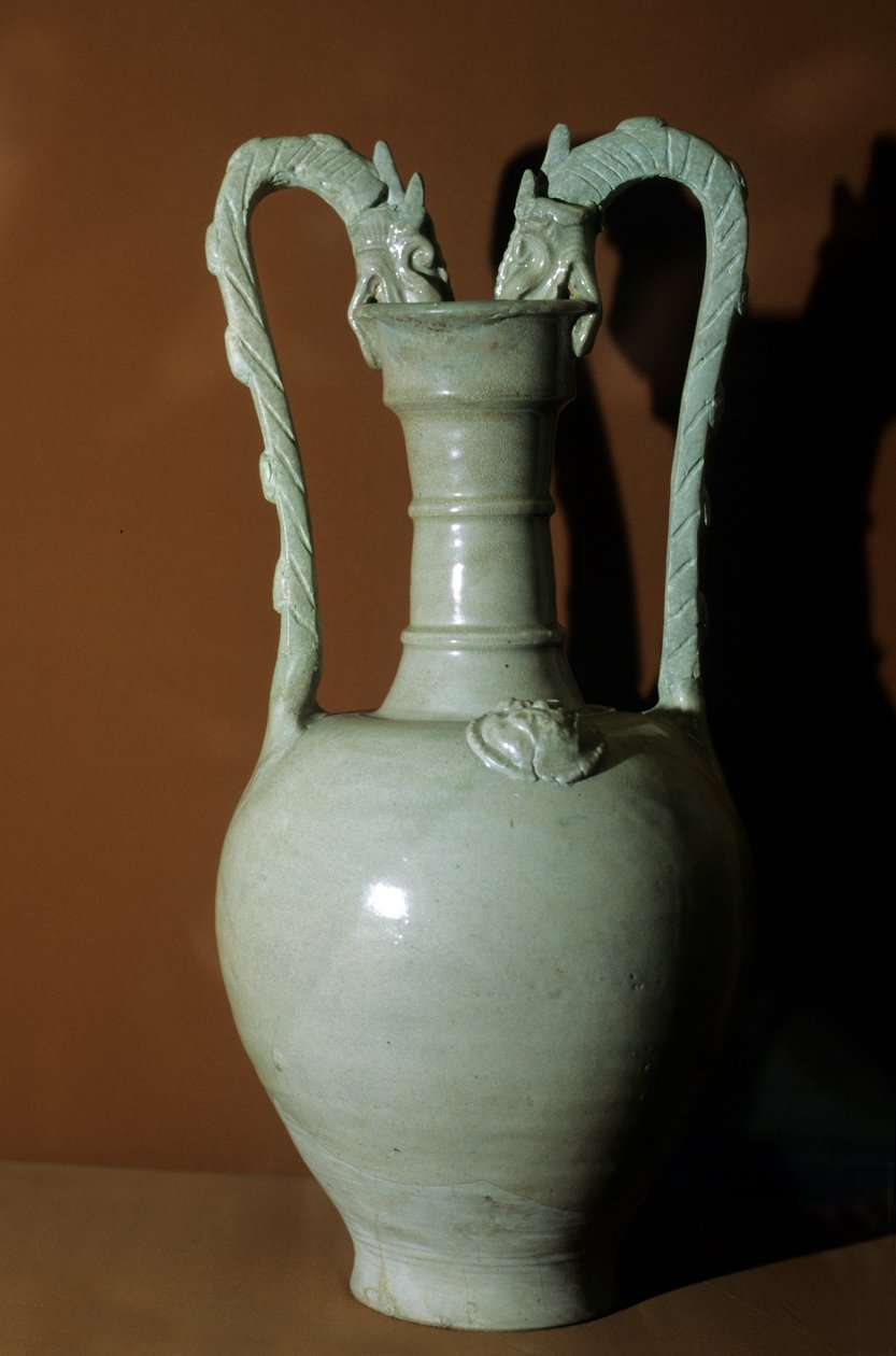 Váza s bílou glazurou, dvojitá dračí ucha, zdobená květinami v reliéfu na břiše, 618-907 od Tang Dynasty Chinese School