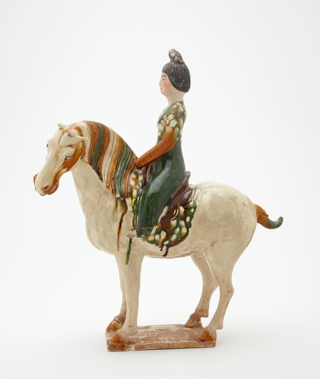 Žena na koni, dynastie Tchang, cca 700-750 (keramika s olovnatokřemičitými glazurami a malovanými detaily) od Tang Dynasty Chinese School