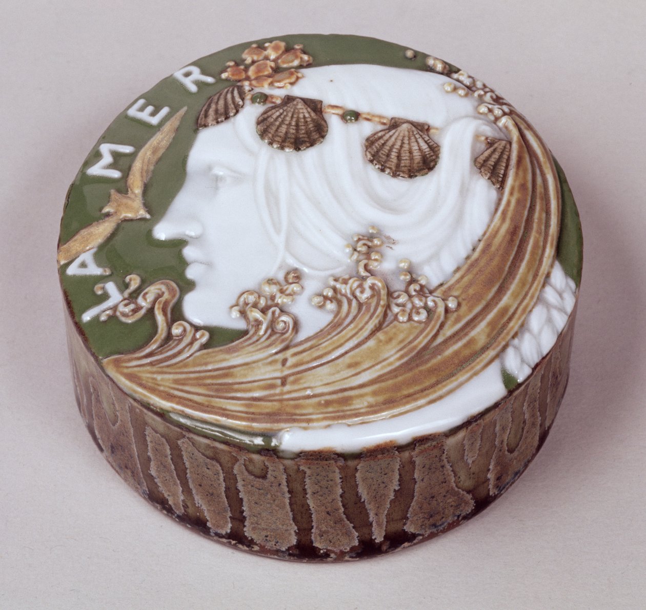 Sevres těžítko, vyřezávaná a aplikovaná reliéfní dekorace, 1900 (keramika) od Taxile Maximin Doat
