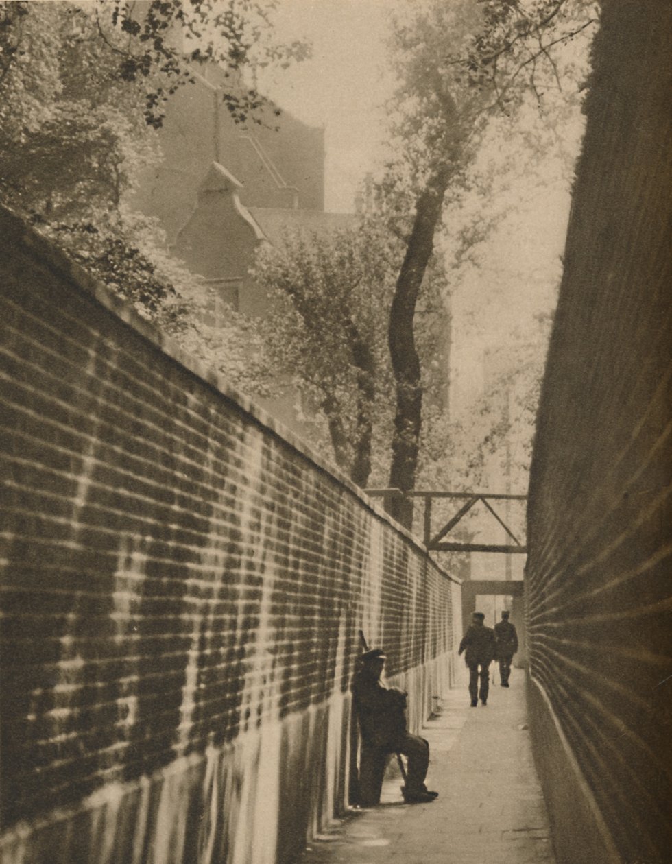 V Lansdowne Passage, kde Highwayman Once Cválal pro svůj život, c1935. od Taylor
