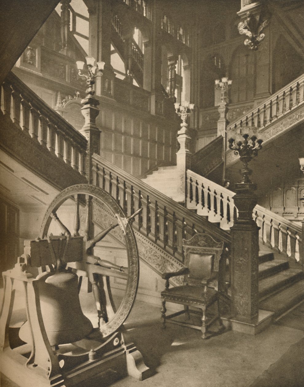 Velkolepé schodiště Grocers Hall a Velký vlámský zvon jménem Martin, c1935. od Taylor