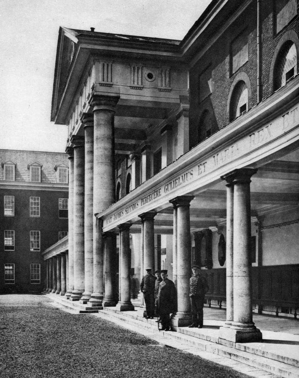 Důchodci ve velkém čtyřúhelníku Chelsea Royal Hospital, Londýn, 1926-1927. od Taylor