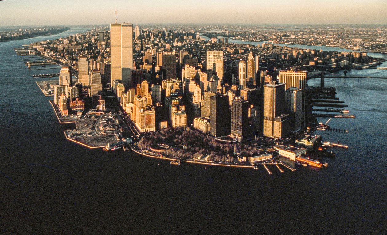 Letecký snímek nábřeží dolního Manhattanu z newyorského přístavu včetně World Trade Cen... od Ted Spiegel