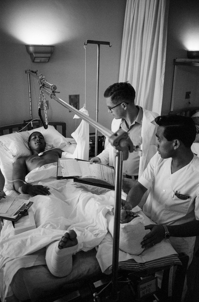Američtí vojáci zranění ve vietnamské válce jsou letecky převezeni do nemocnice v Clark A... od Ted Spiegel