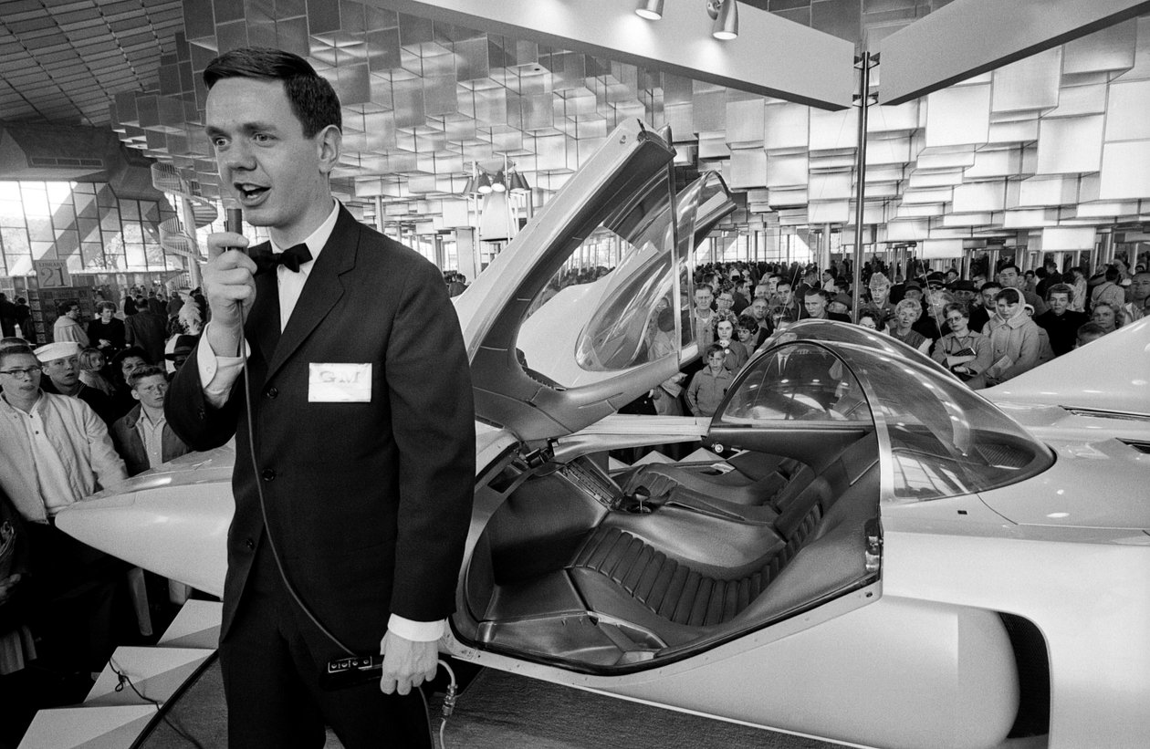 Hlasatel s futuristickým experimentálním automobilem s plynovou turbínou Firebird III na... od Ted Spiegel