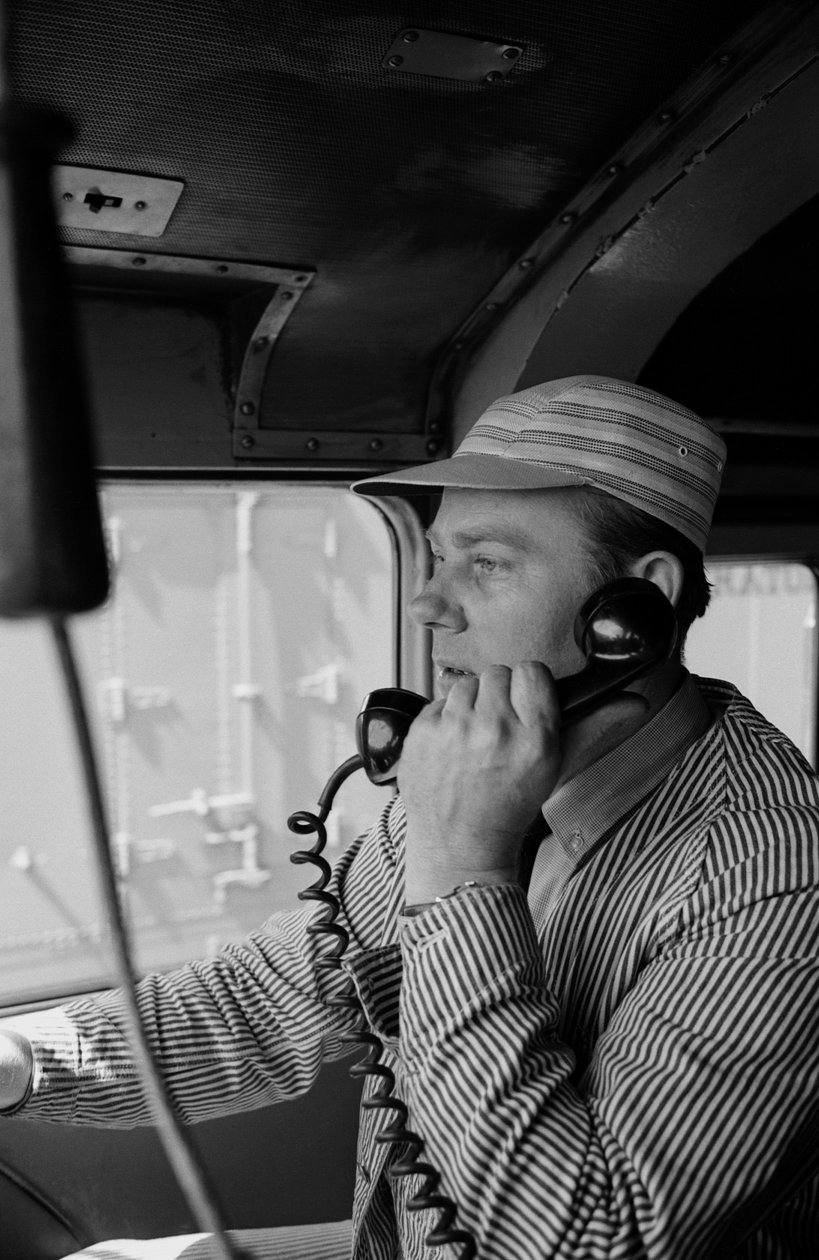 Charles Brockman, inženýr společnosti Great Northern Railroad, hovoří po rozhlasovém telefonu s... od Ted Spiegel