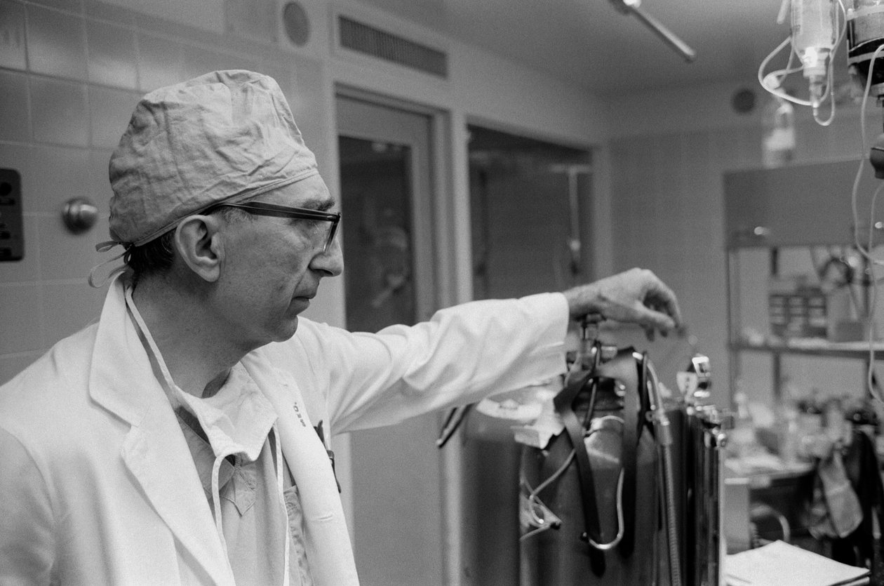 Dr. Michael DeBakey, kardiovaskulární chirurg z Texaského lékařského centra. od Ted Spiegel