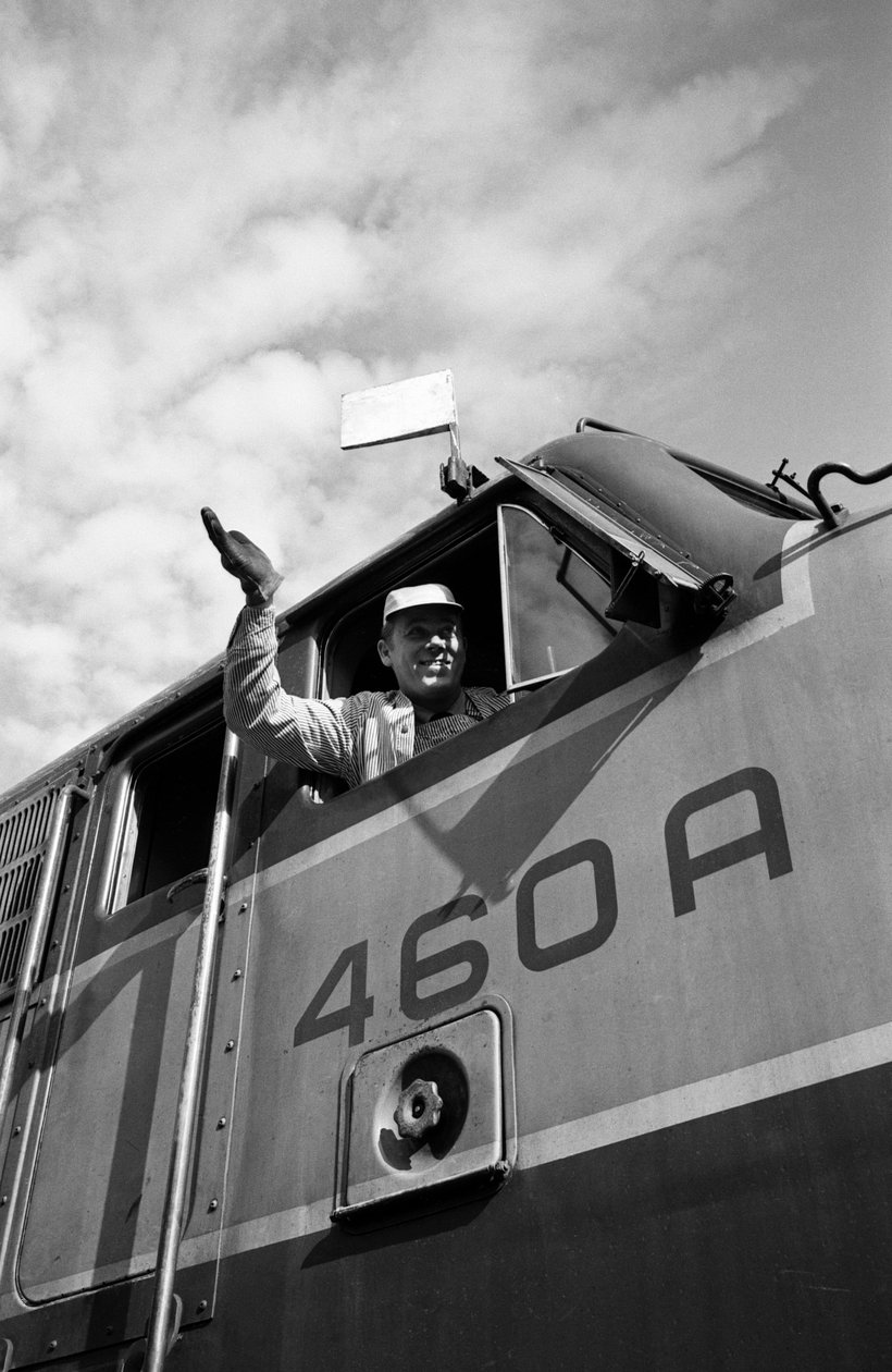 Strojvůdce společnosti Great Northern Railroad mává z kabiny lokomotivy EMD E7 od Ted Spiegel