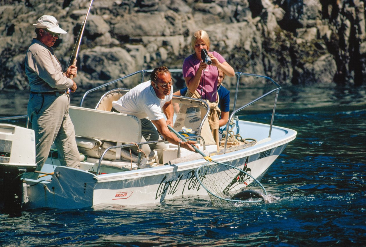 Rybář natáčí svůj úlovek a loví lososa v zátoce Bute Inlet. od Ted Spiegel