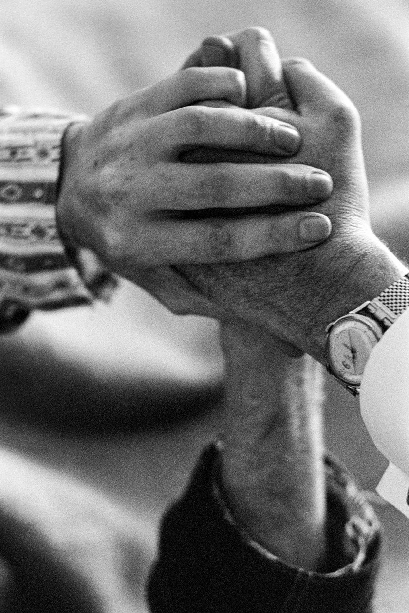 Ruce pacienta a lékaře při léčbě LSD. Experimenty s LSD podle Dr. J.... od Ted Spiegel