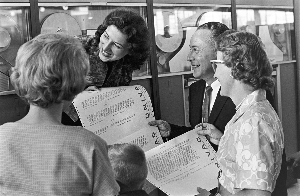 Rodina Vica Pakky z Denveru drží v ruce výtisky z počítače UNIVAC a navštěvuje... od Ted Spiegel