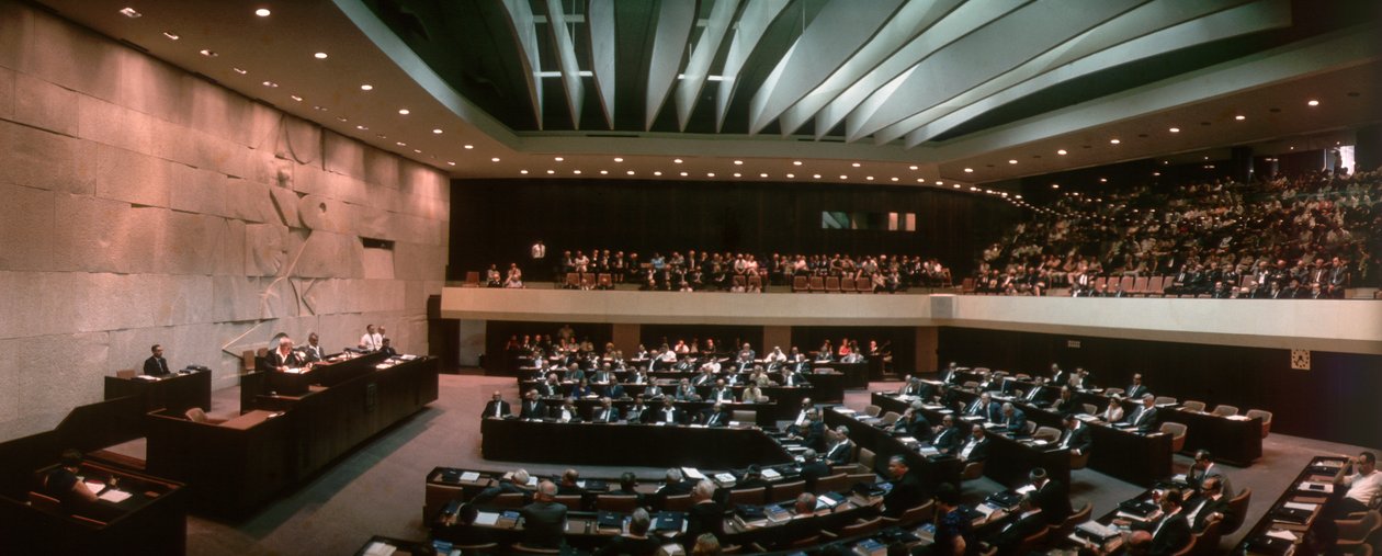 Na zasedání izraelského Knesetu promlouvá prezident Izraele David Ben-Gurion. Jeruzalém. od Ted Spiegel
