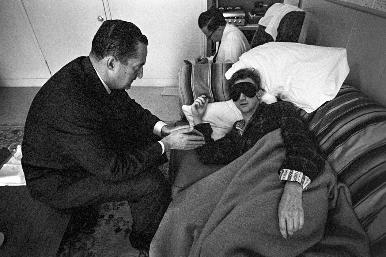 Pacient s duševním onemocněním podstupuje psychofarmakologickou léčbu a experimentování od Ted Spiegel